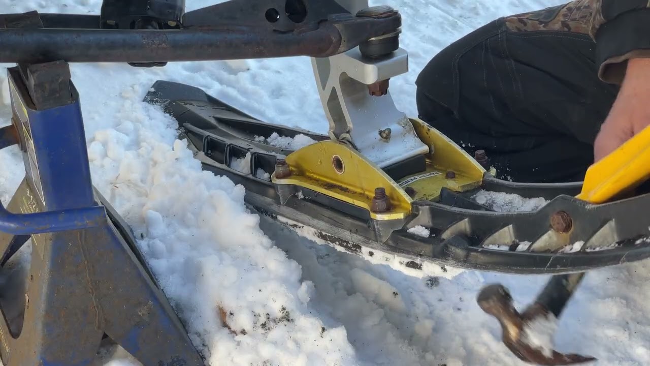 Устранение люфта в лыжах — изношенные втулки — снегоход Ski-Doo Rev