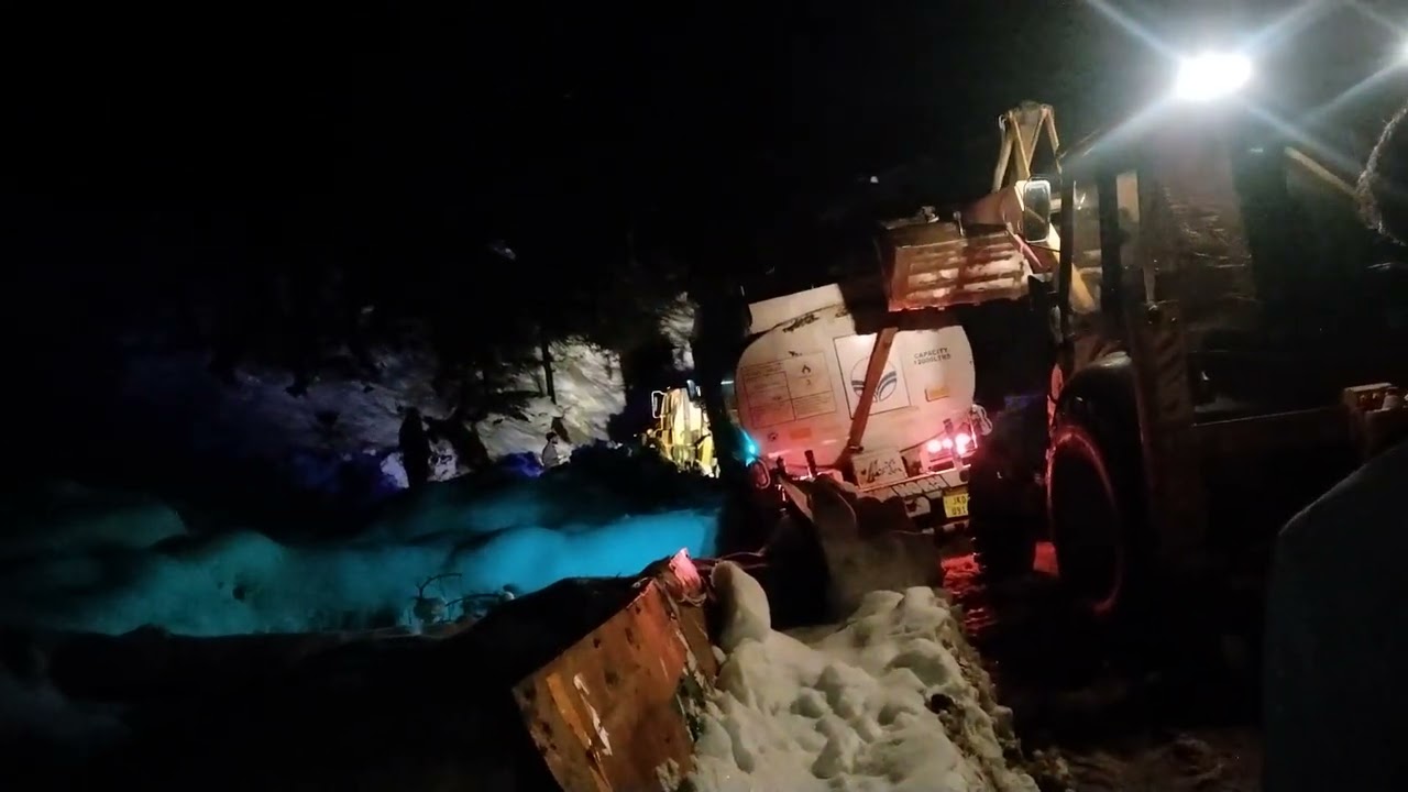Oil tanker stuck in snow ❄️ Patnitop 