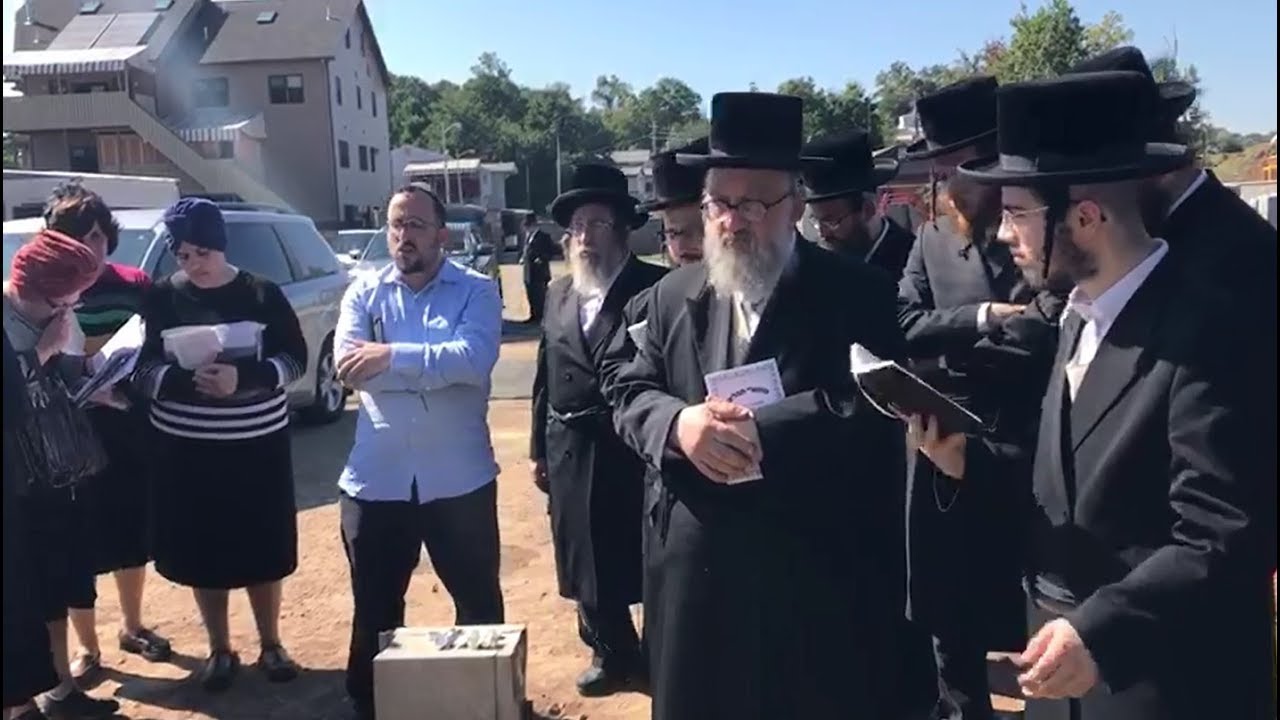 Emotional Lipa Schmeltzer Sings at His Fathers Graveside | מרגש: ליפא מתרפק על קבר אביו