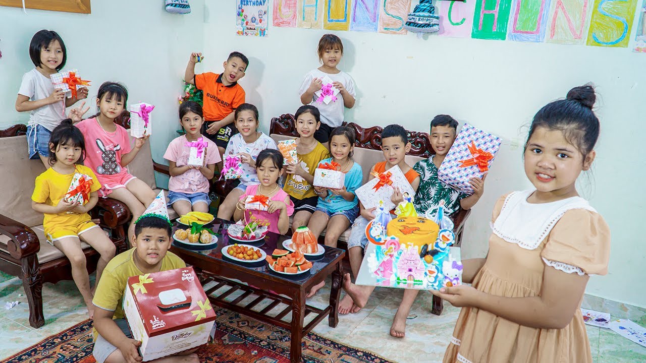 Kids Go To School | Chuns Birthday Friends in the classroom, holding a big party for best friends