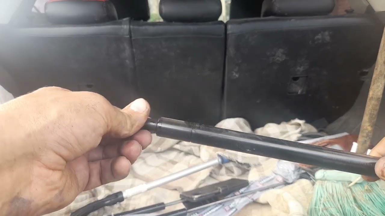 ЗАМЕНА ГАЗОВЫХ УПОРОВ КРЫШКИ БАГАЖНИКА(Ниссан Жук).