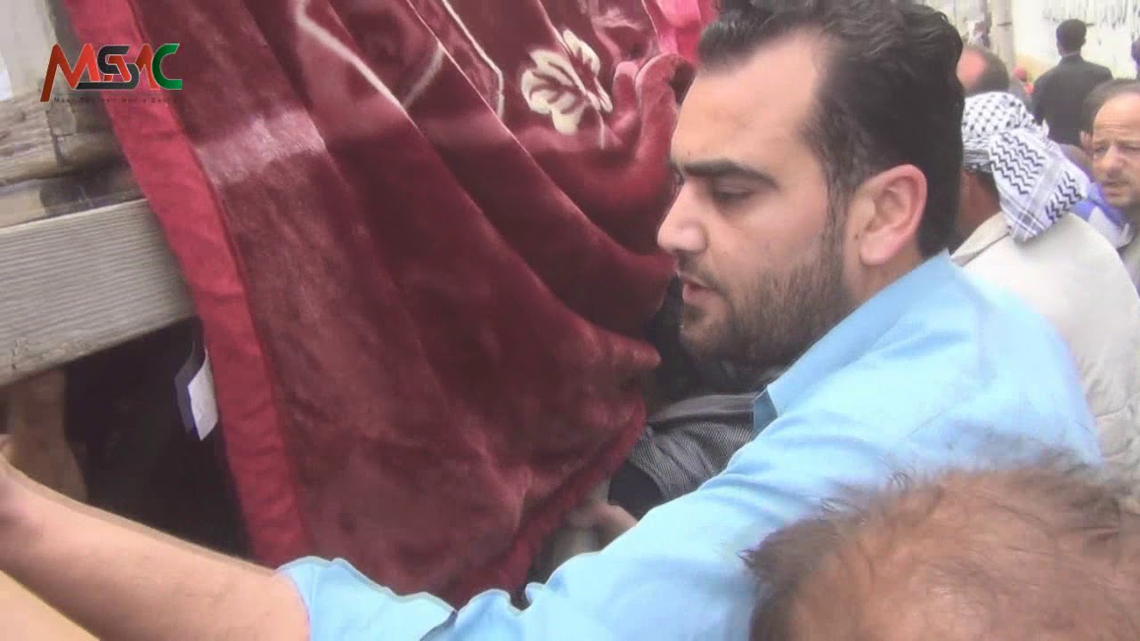 لحظات تشييع جثامين الشيخ نور الدين الحمود مؤذن المسجد الكبير في بلدة معرشورين
