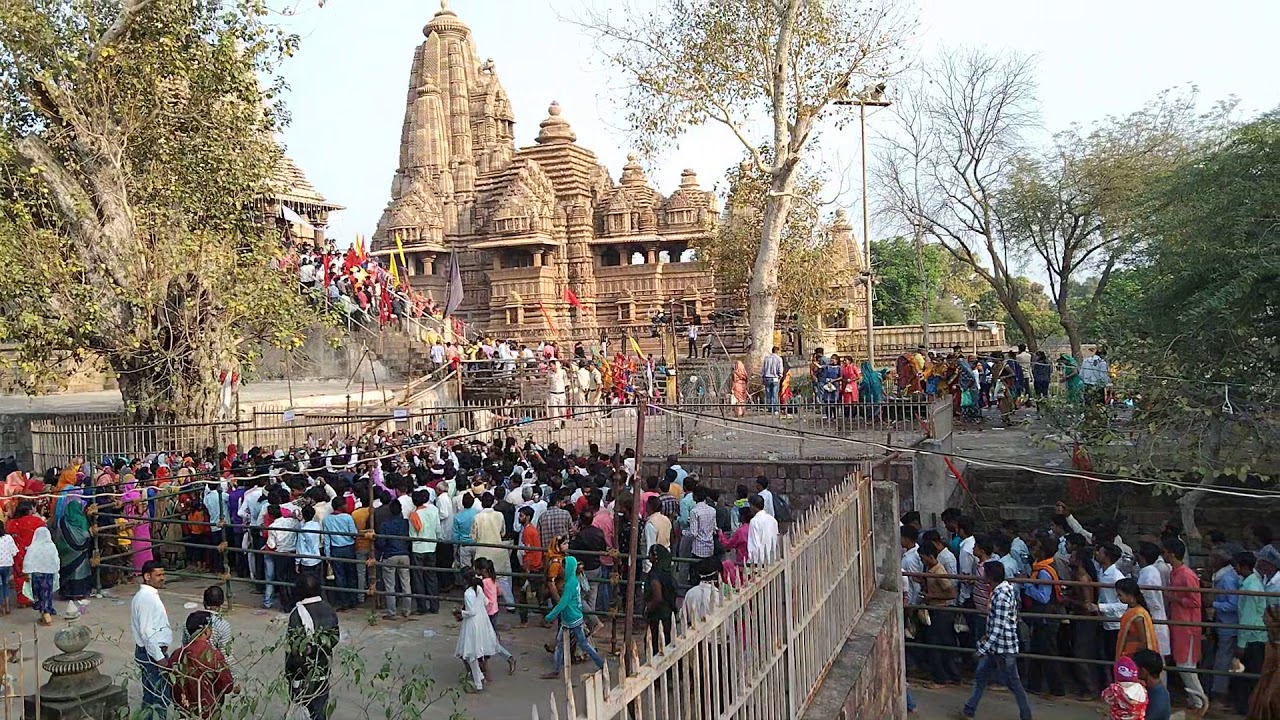 खजुराहो में श्री मतंगेश्वर मंदिर में शिवरात्रि के दिन उमड़ी श्रद्धालुओं की भीड़।।