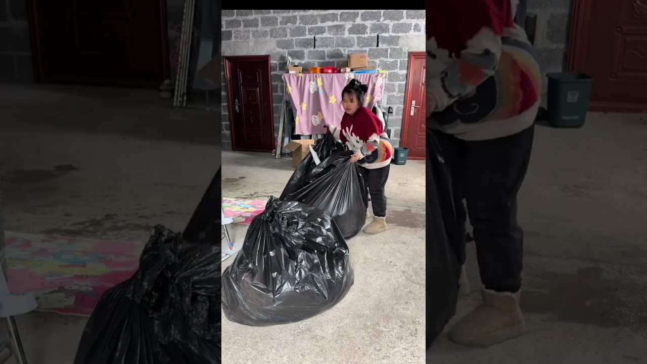 早上老公给我们安排了水煮鸡，专门给孩子留了鸡翅，简单吃了个早餐之后就开始扫一下楼上，打扫干净了看着舒服多了，再慢慢把垃圾搬到楼下，忙碌且充实的一天