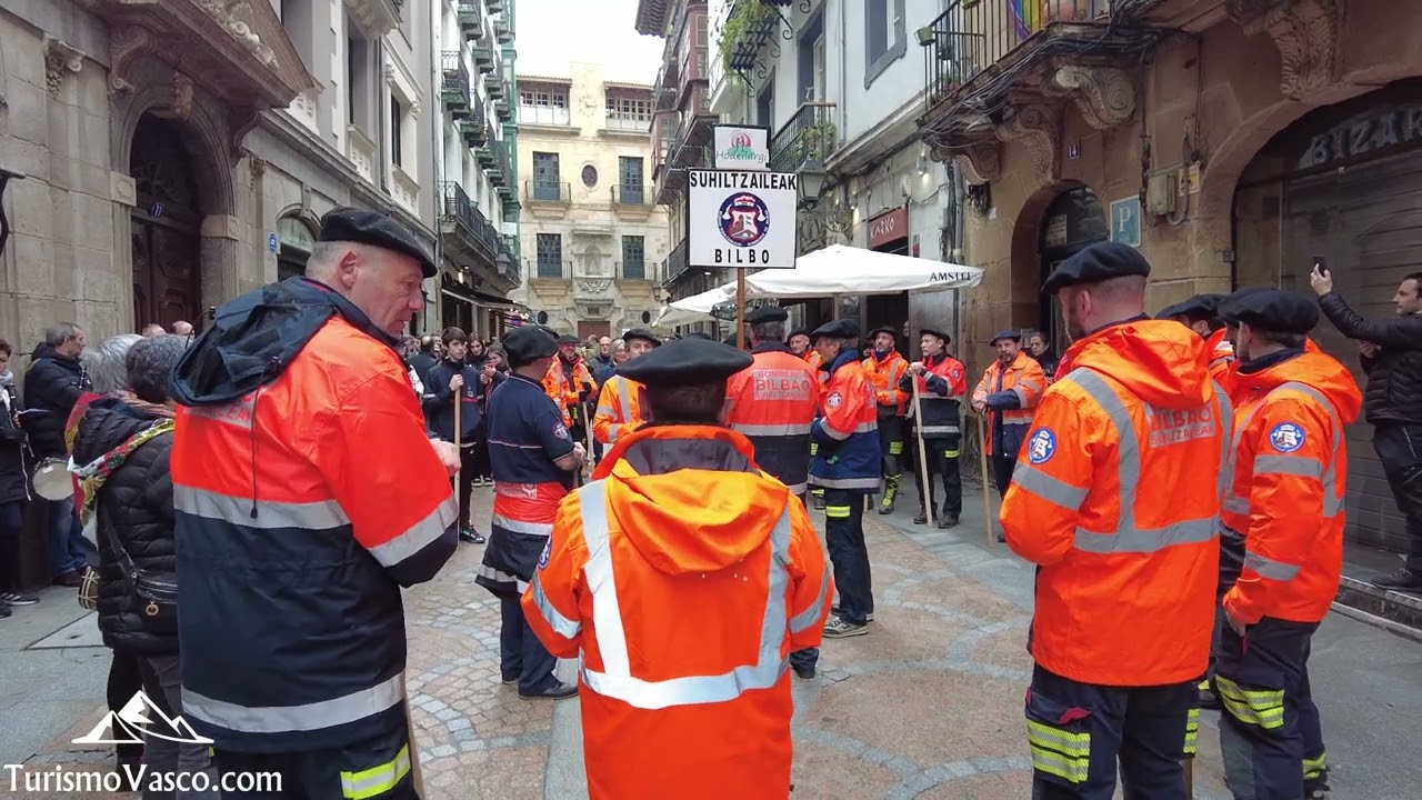 Bomberos de Bilbao cantando Agate Deuna, Santa Águeda