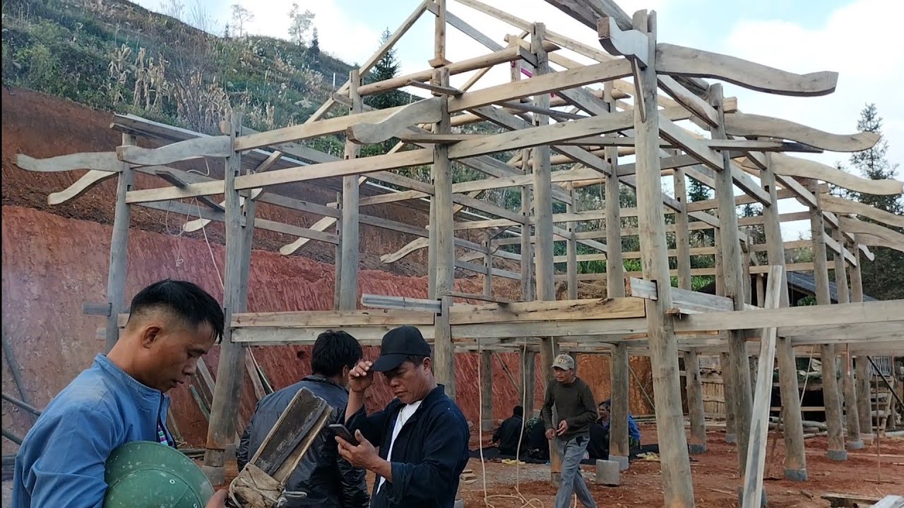 Dân tộc nùng vùng cao làm nhà sàn rất đông vui 