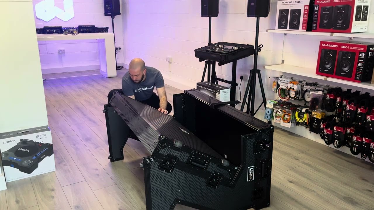 UDG Ultimate Flight Case Portable Z-Style DJ Table