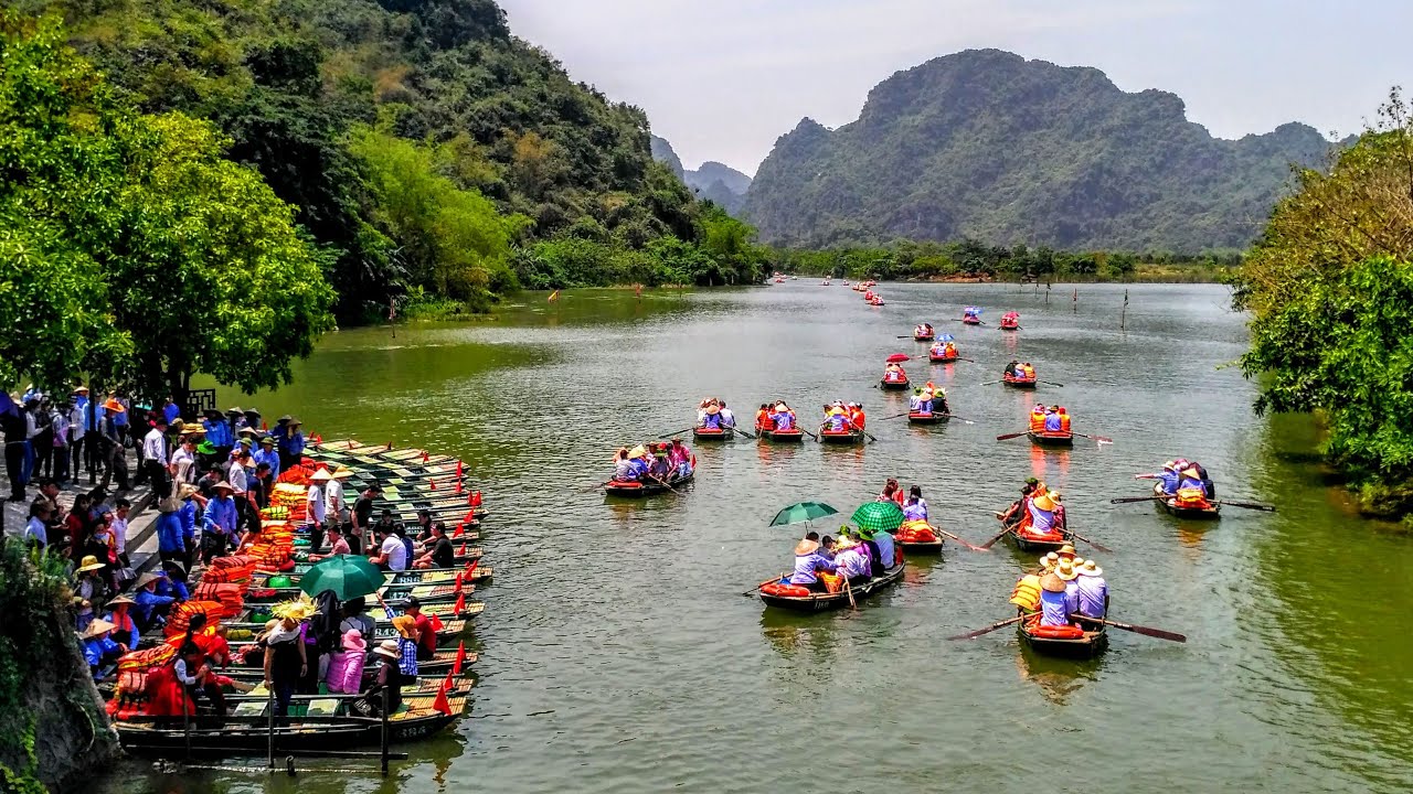 Amazing boat tour in Trang An, Vietnam | Family travel vlog by Meigo Märk