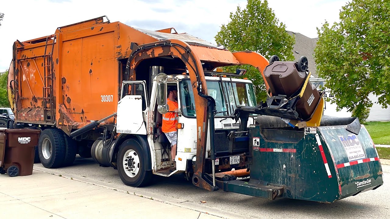 MDC Autocar KANN RouteKing Garbage Truck with a Groot Curotto Can