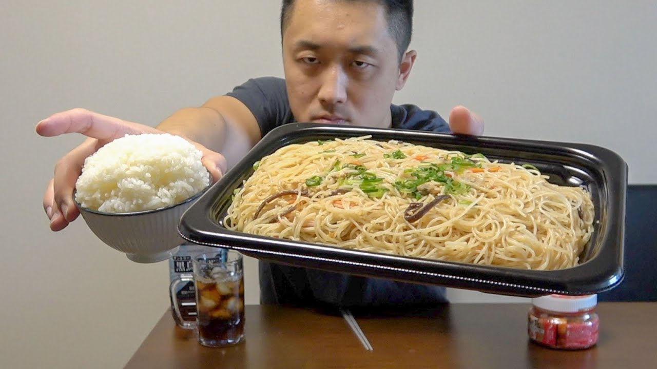 スーパーで買った大盛りビーフンで米をかきこむ最高のランチ