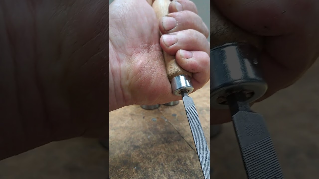 &Scaron;&aacute;br. Nen&aacute;padn&aacute;, ale smrt&iacute;c&iacute; pomůcka soustružn&iacute;ka.