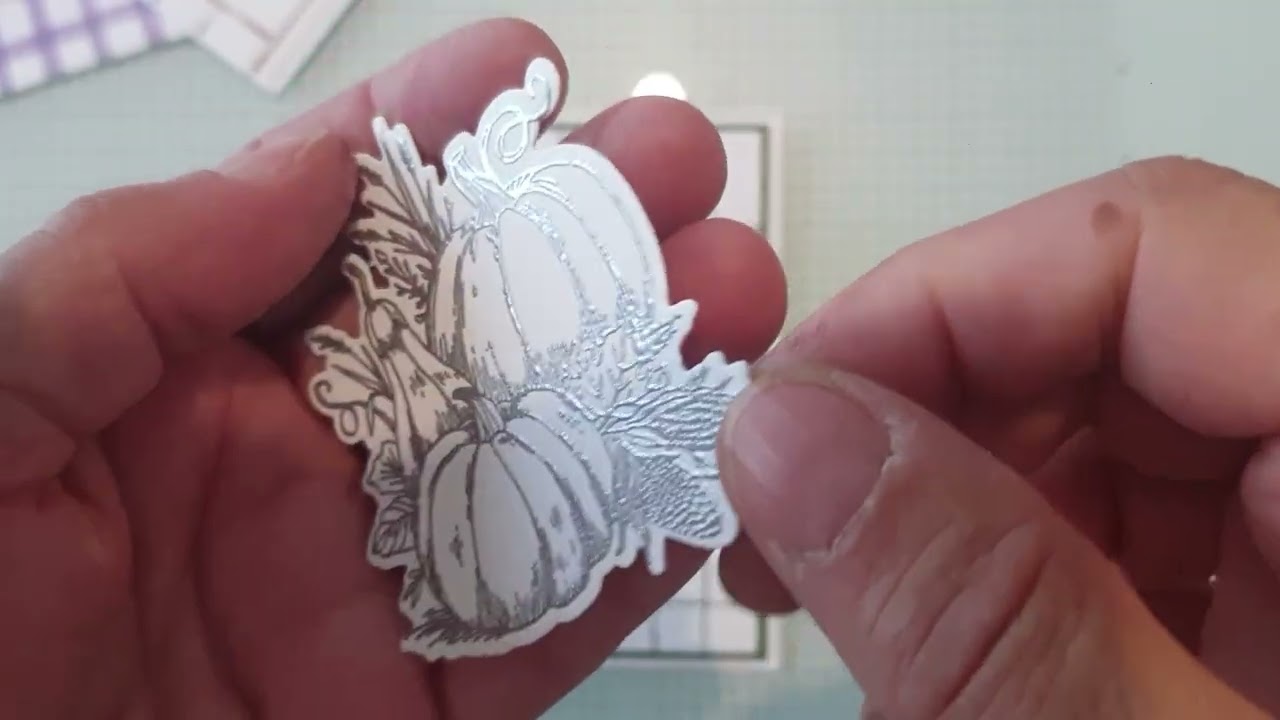 Créer des fonds de cartes originaux avec la technique des élastiques. 