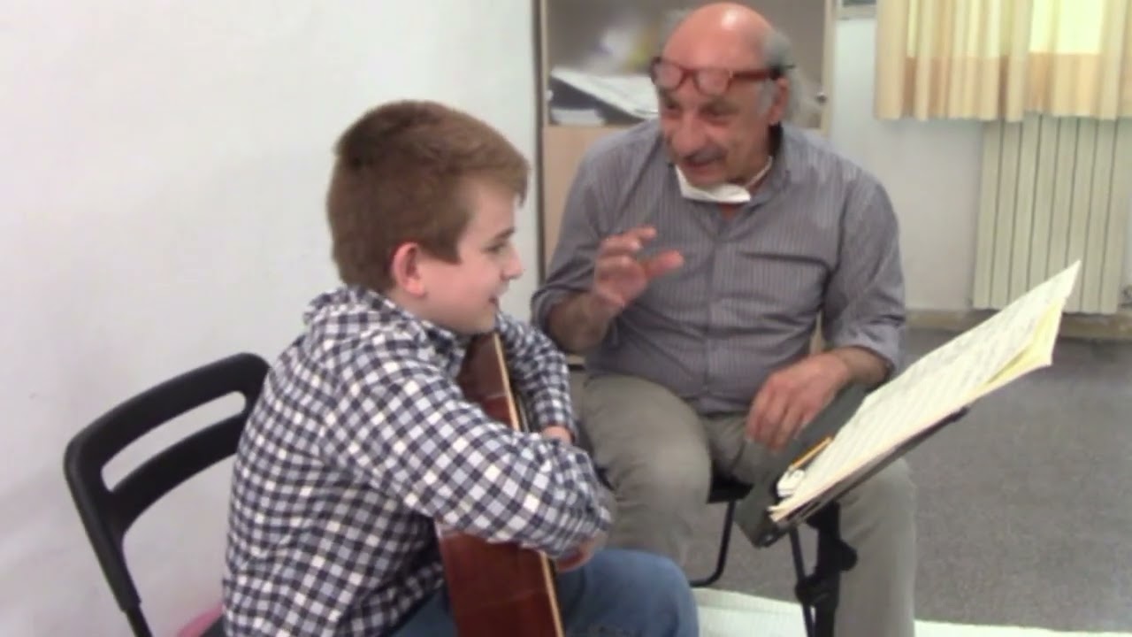 Andrea (11 anni) analizza la sua composizione con le note tradizionali