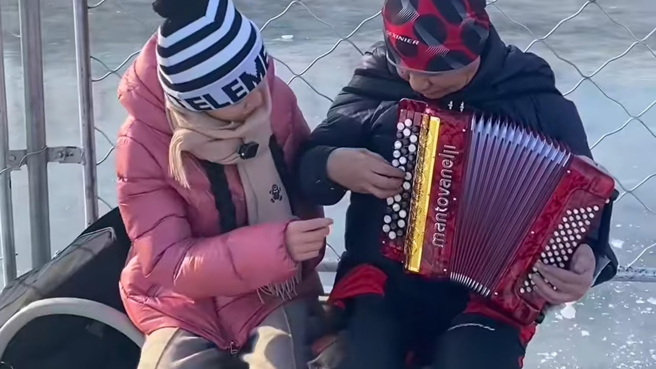 Accordion溜冰场教大爷弹手风琴！女孩一首《溜冰圆舞曲》，溜冰大爷现场秀技！【李楚然手风琴】