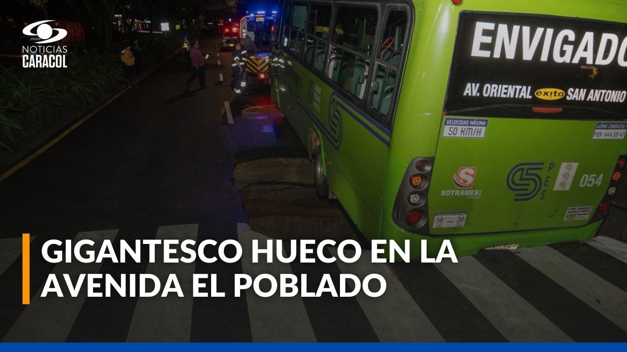 Lluvias generan estragos en Medellín: video del inmenso hueco al que casi se cae un bus
