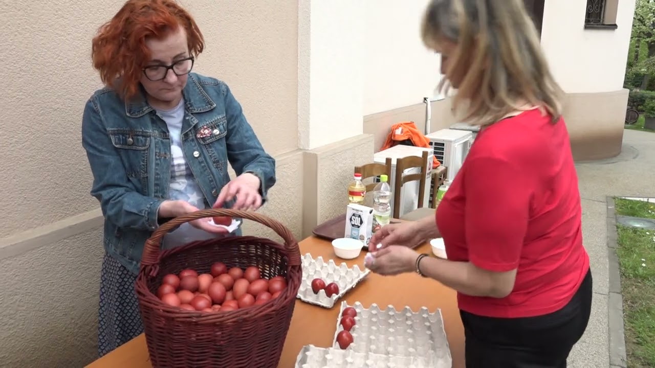 Tradicionalno farbanje vaskršnjih jaja u dvorištu crkve u Tuzli: Simbol zajedništva i blagostanja