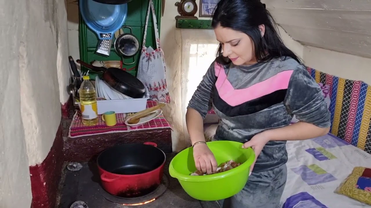 Am turnat sapa în chiler și Geanina gătește pui cu smântână la casuta din padure !