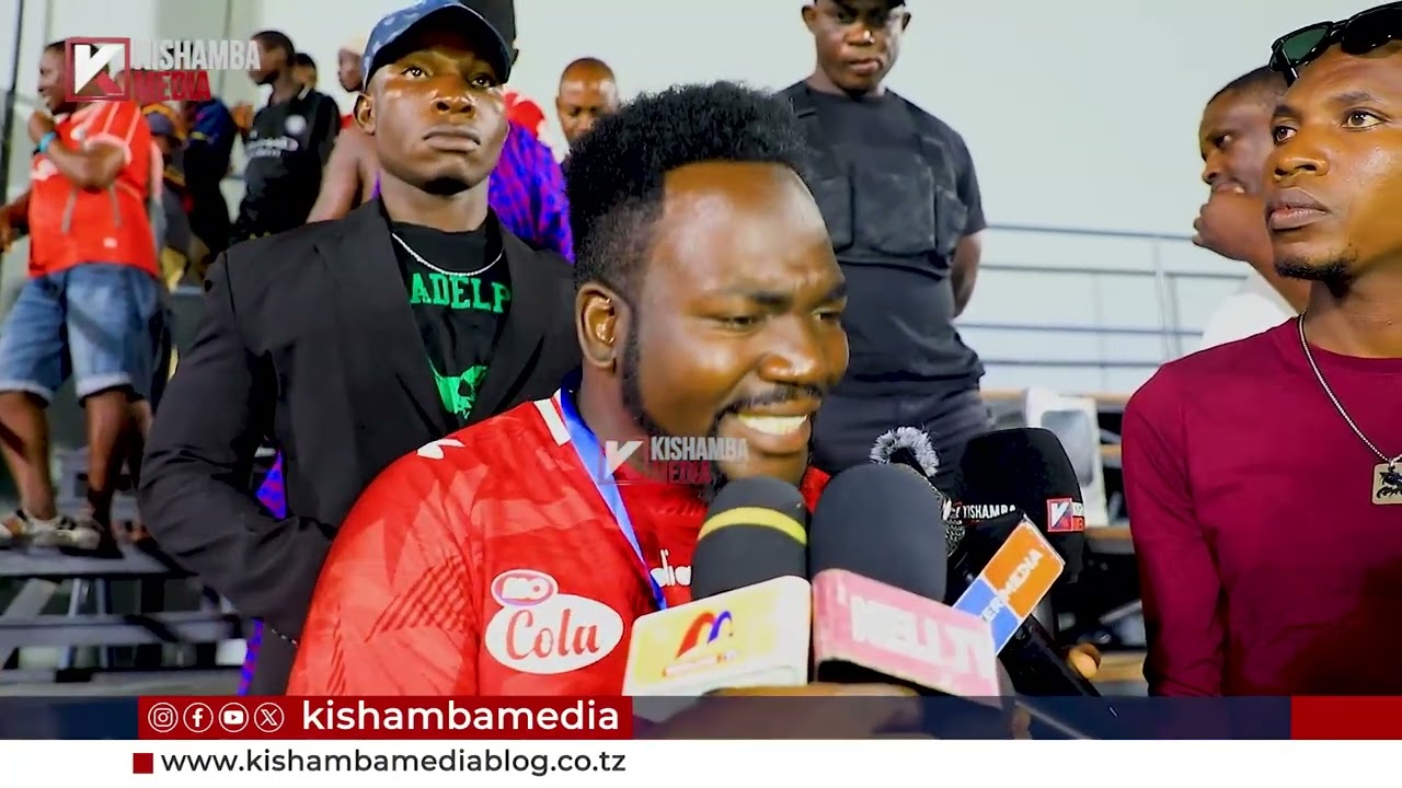 DOCTOR MO AZUNGUMZA BAADA MASHABIKI KUTAKA KUMPIGA ATEMBEA NA WALINZI,