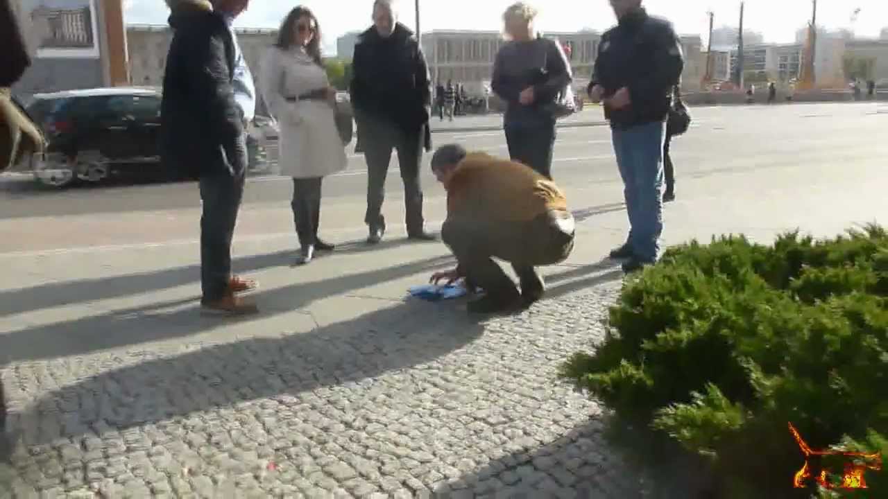 Shell Game Swindle In Berlin