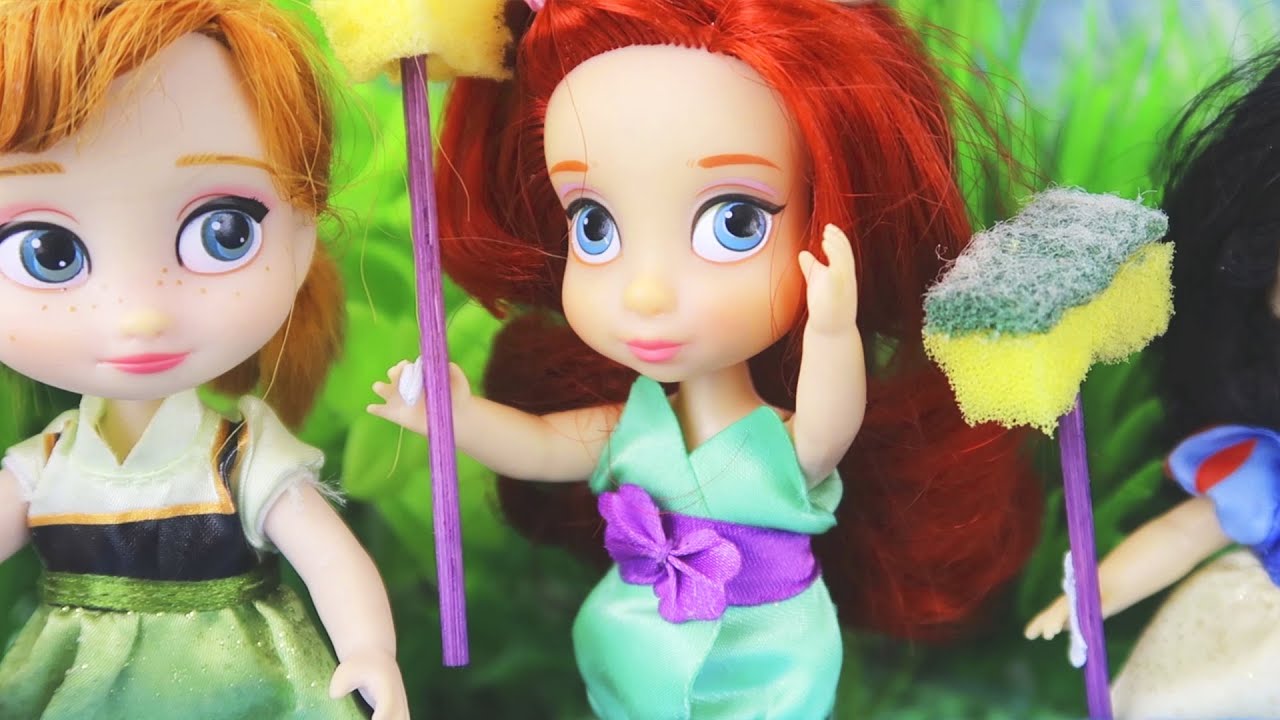 POOL Cleaning and ICE SKATING With The Junior Princesses | Disney Princesses