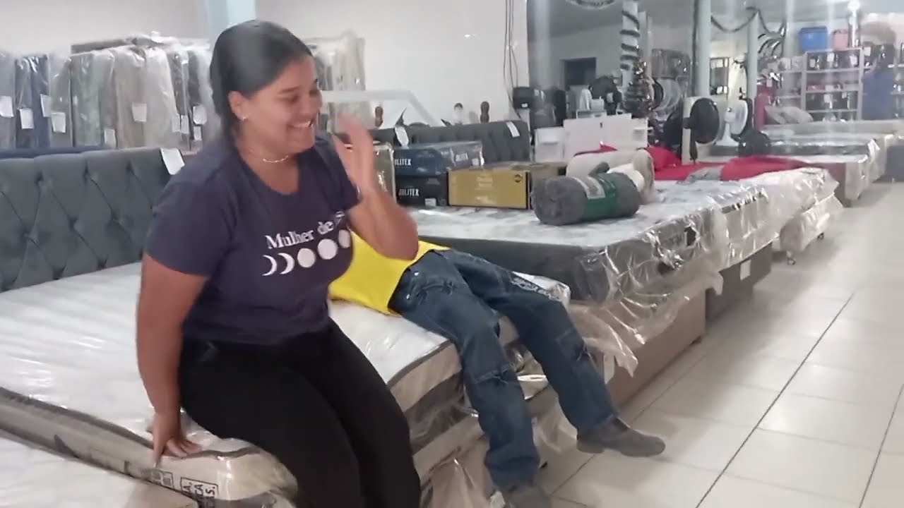 SÍLVIO ENTRA NA LOJA EM CARAÍ E FICA À VONTADE 
