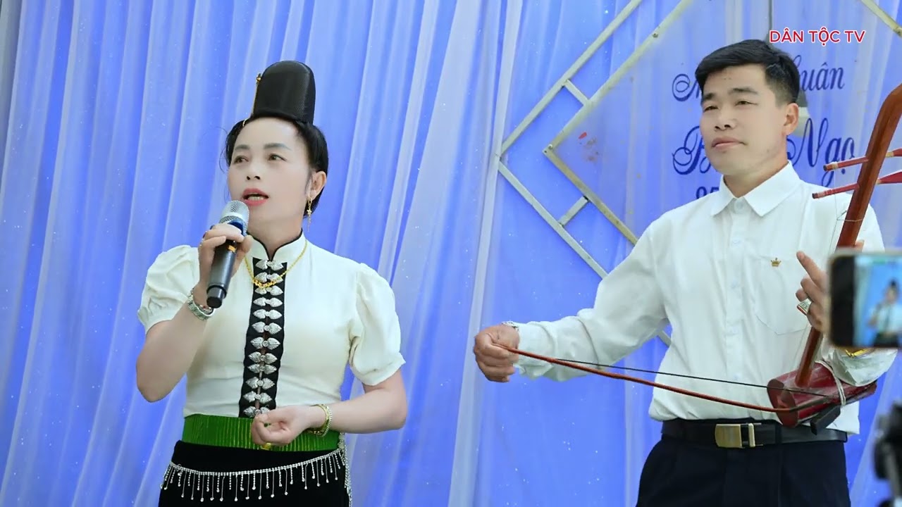 Lèo hoá hát chúc Tết cho hoàng thi ở mai sơn 