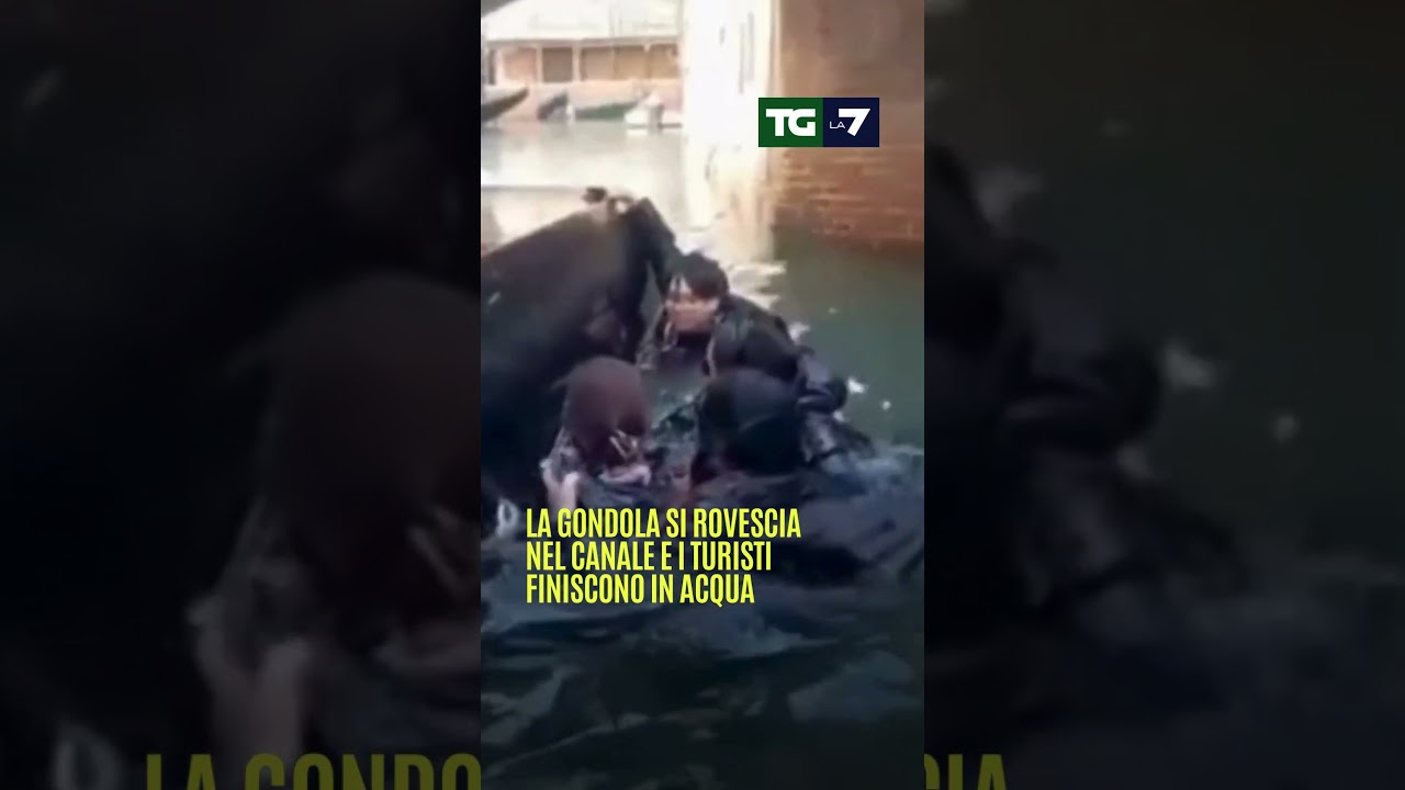 La #gondola si rovescia nel #canale di #Venezia e i #turisti finiscono in acqua