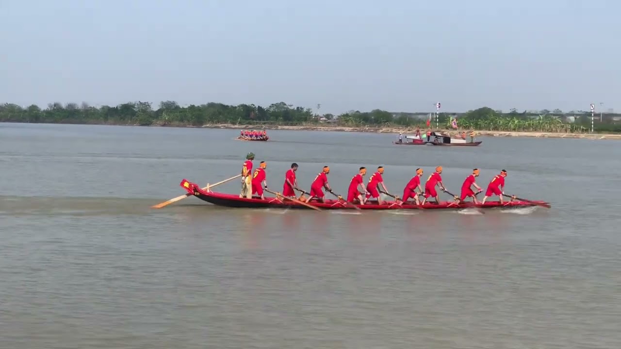 Vòng thi đấu đầu tiên tại phao nhà bè lễ hội bơi trải truyền thống Chùa Keo Hành Thiện 12/9/2024