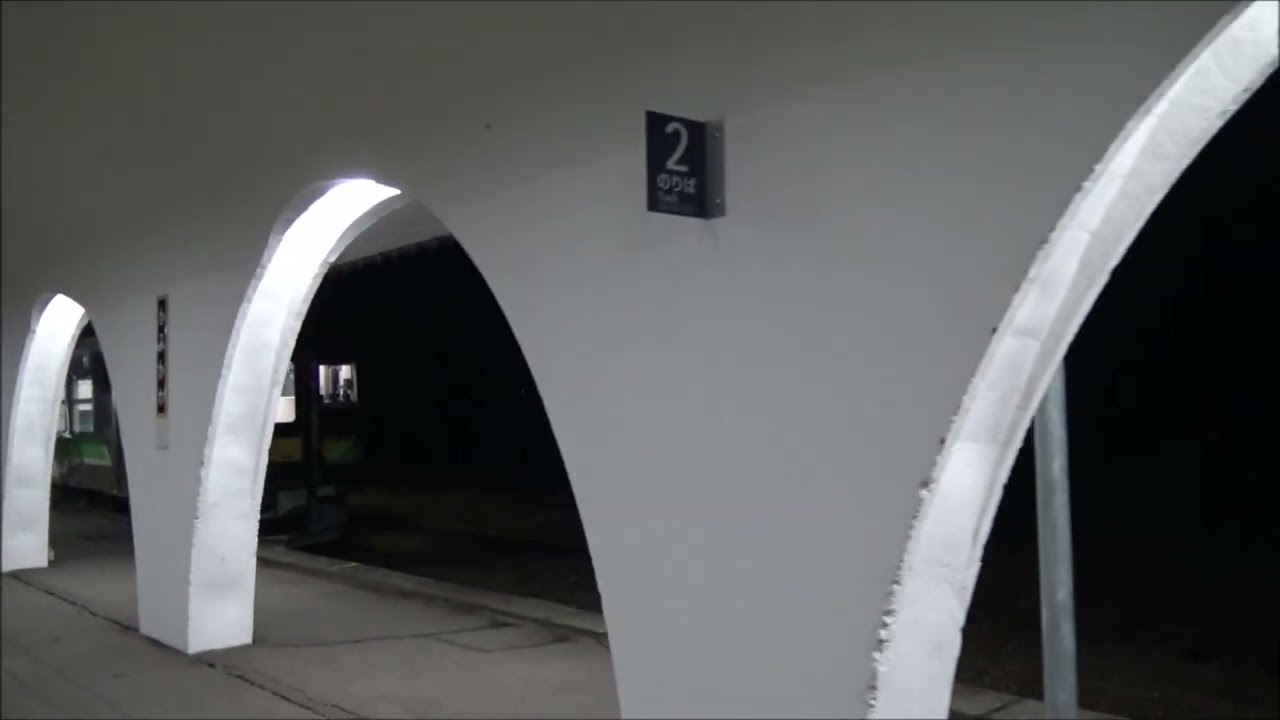 半円アーチが並んだ白いホーム壁が特徴的な夜の石北本線上川駅2・3番線ホームを歩く