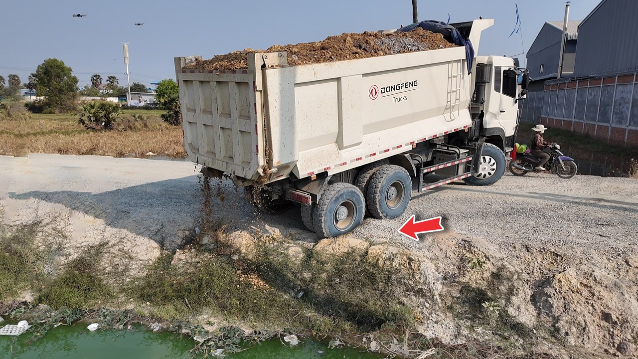 Impressive Talented JOB! Start landfill by DONGFENG 10wheel with Powerful Dozer DH17C3