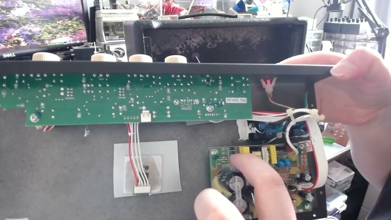 Усилитель Fender Rumble 25 с проблемой статического шума.