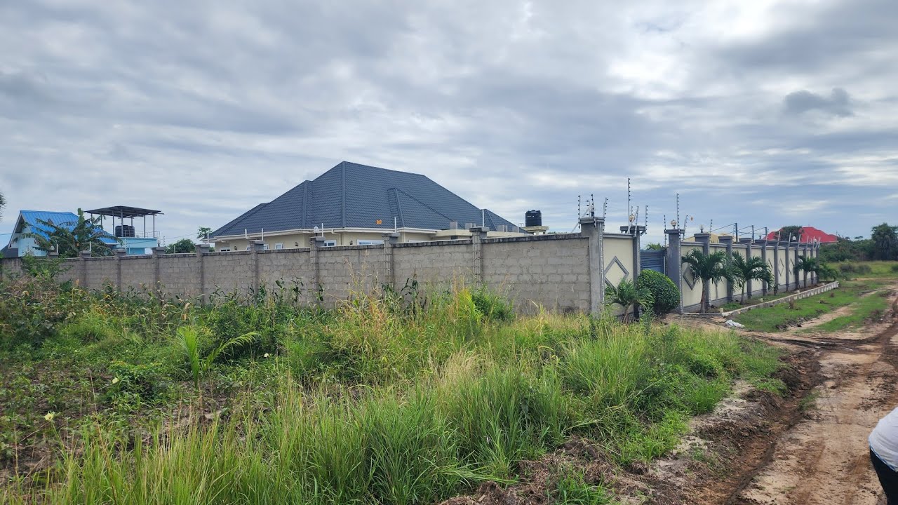 #0674285326 KIWANJA KINAUZWA GEZA ULOLE KIGAMBONI MIL 30 SQM 1100 HATI YA WIZARA