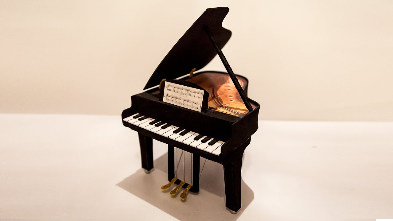 PIANO HECHO CON GOMA EVA