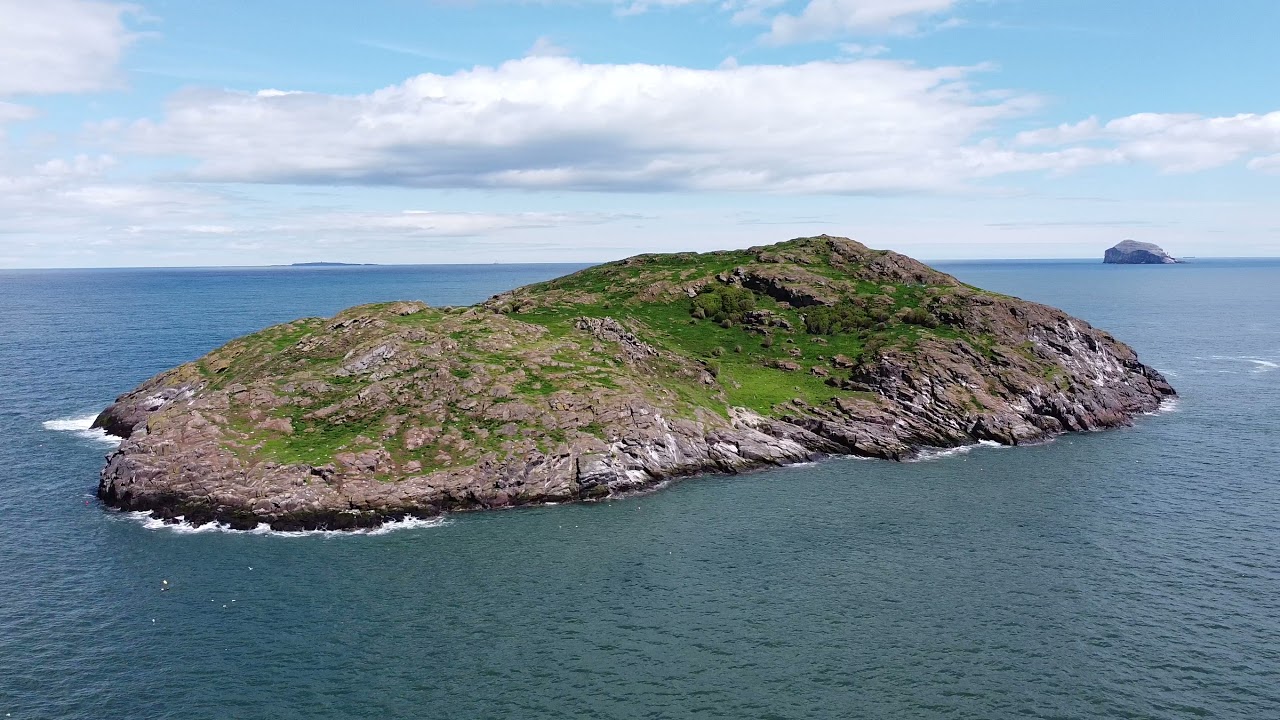 Drone flight from North Berwick Harbour to Craigleith island (North Berwick, Scotland)