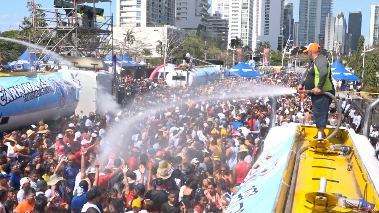Nacionales y extranjeros disfrutaron de los culecos en la Cinta Costera este primer día de Carnaval
