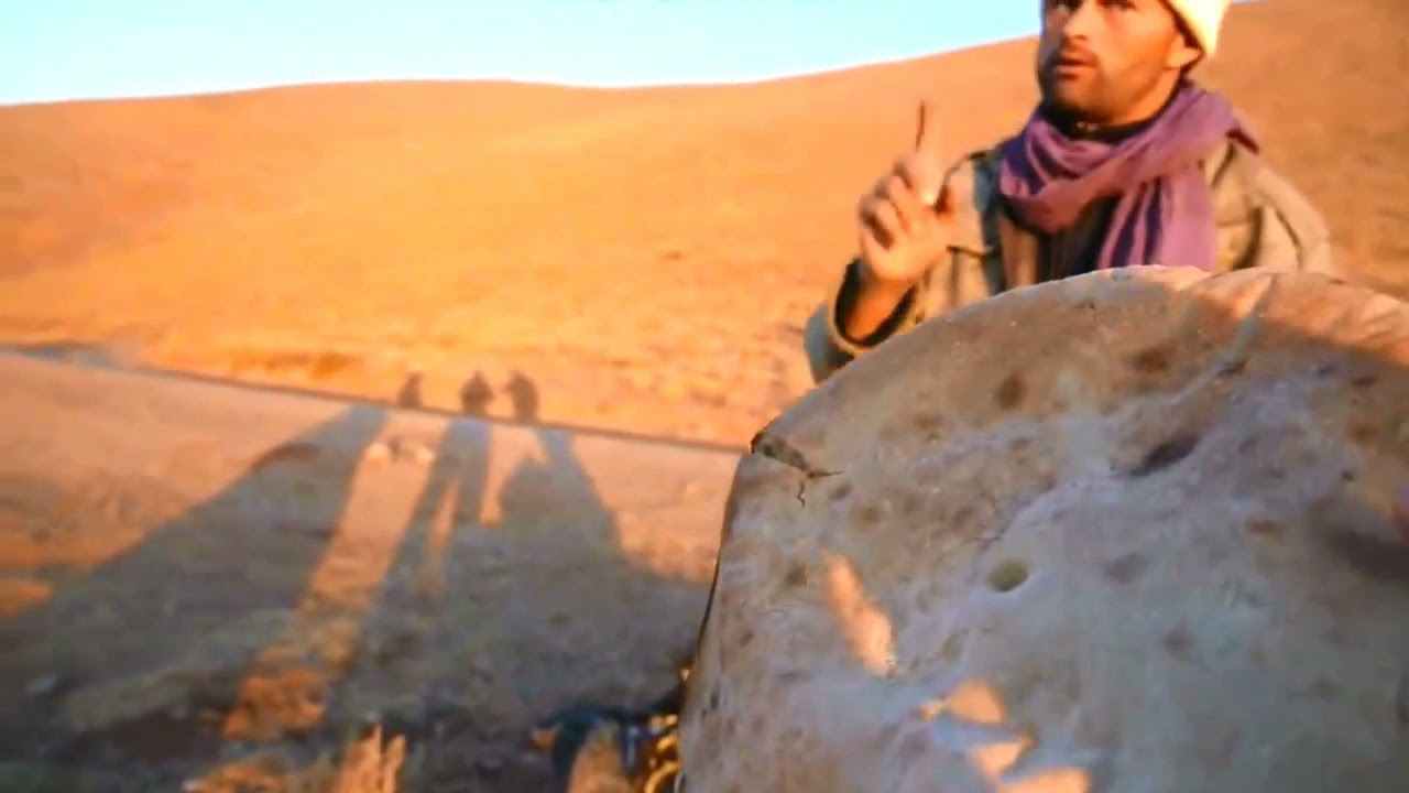 la rencontre entre 2 fran&ccedil;aises et un nomade marocain