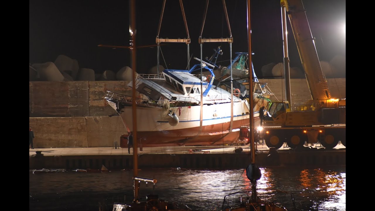 Leuca, recuperato il peschereccio affondato