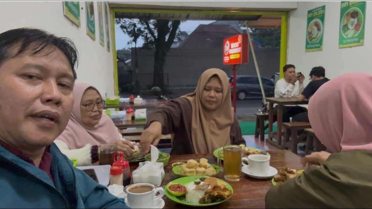 Makan Bareng Mami dan adik adikku,  ikan nya mantap 