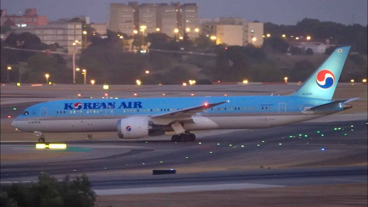 Korean Air Boeing 787-9 Landing from Seoul at Lisbon Airport