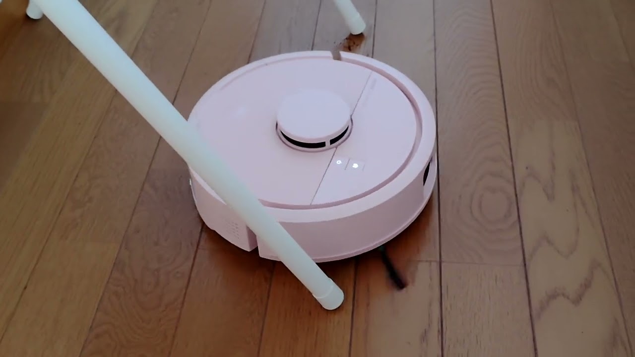 Roomba(ルンバ) Miniのミニデスクの脚周り掃除の様子