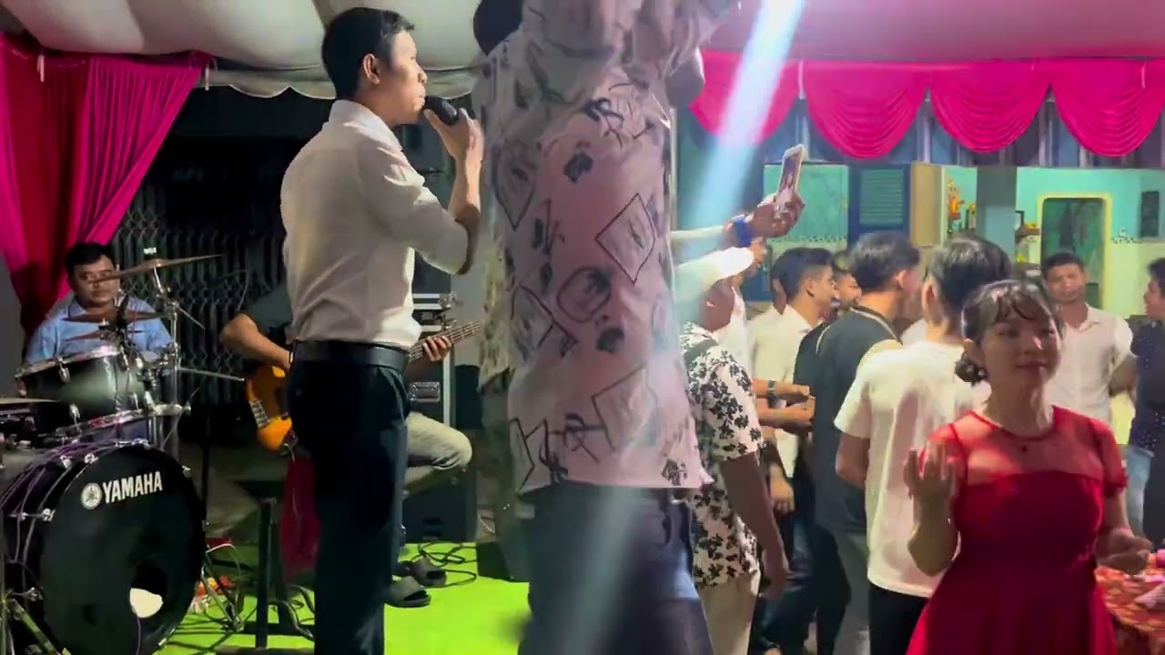 Tuk pnek stey long se live band BT7