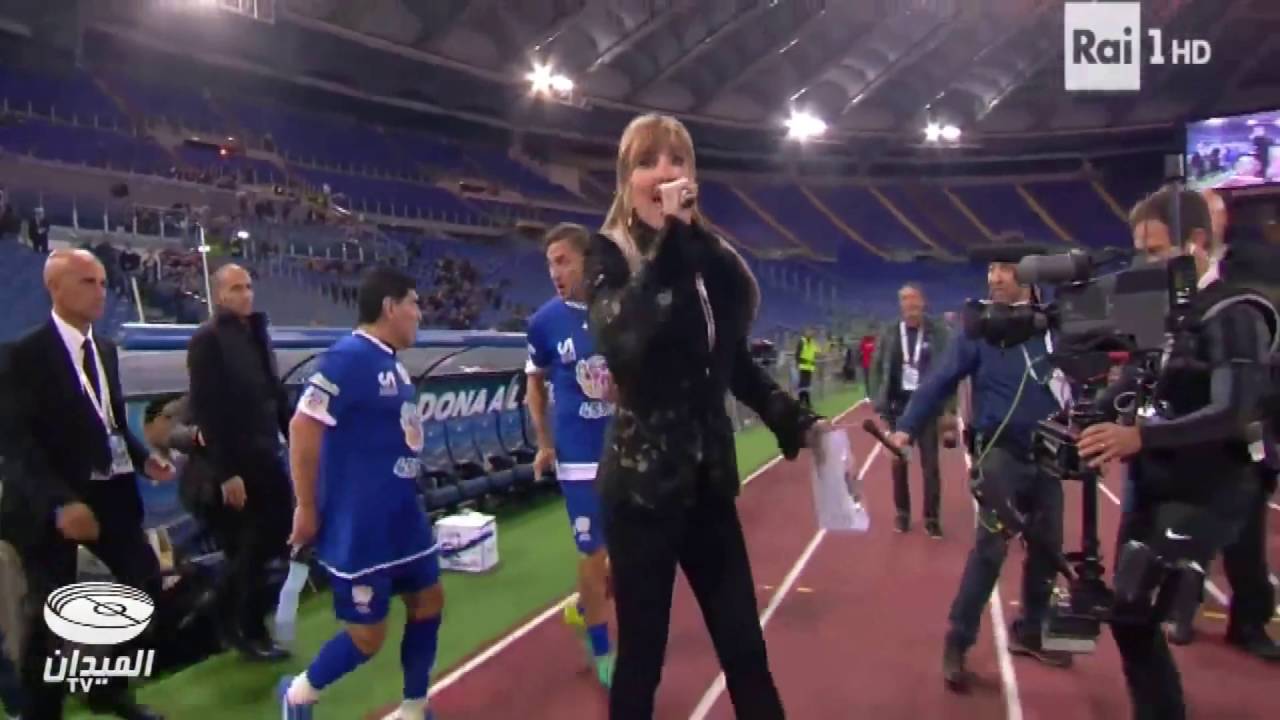 Lite Totti vs Maradona per la fascia di Capitano (Partita per la Pace 2016, Stadio Olimpico di Roma)