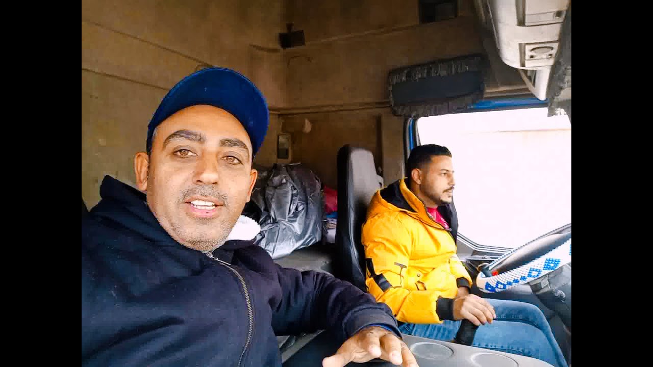 الرجوع بلخلف بالتريلا مع أحد المتتدربين