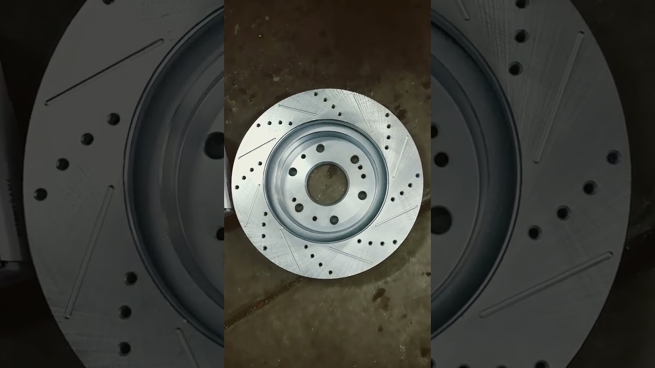 Тормозные диски Detroit Axle с перфорацией и насечками, а также керамические тормозные колодки ку...