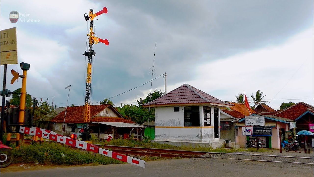 Kereta Api | Palang Pintu Perlintasan Branti