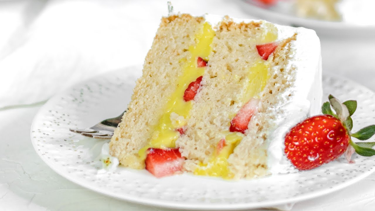 Vegan VANILLA CAKE with homemade Sponge Cake and Strawberries