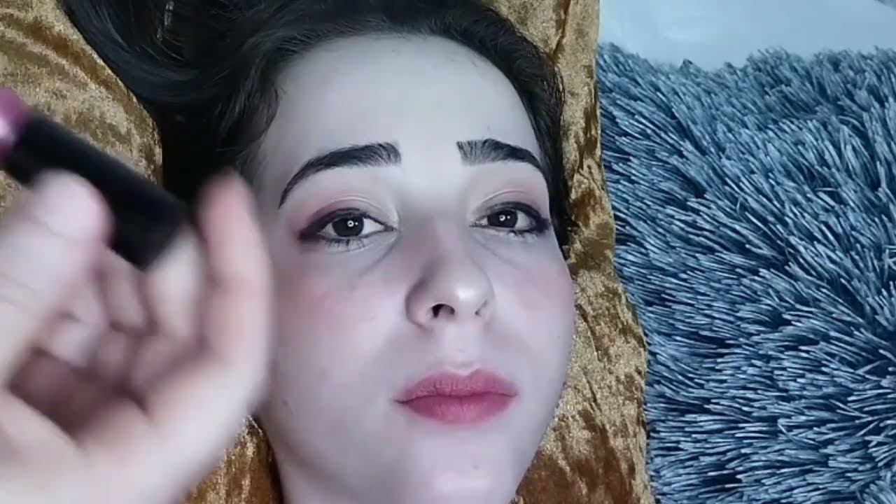 ASMR, maquiagem sutil para uma adolescente.