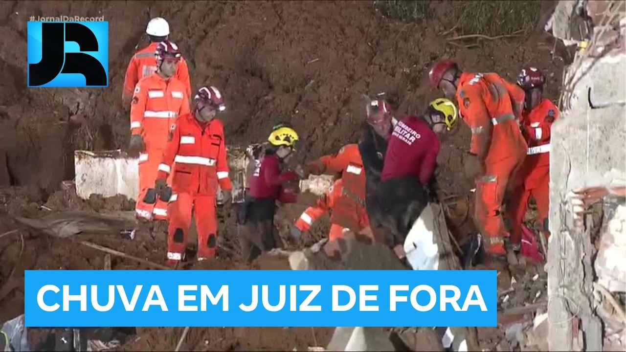 Bombeiros retiram corpo dos escombros em bairro afetado pela chuva em Juiz de Fora (MG)