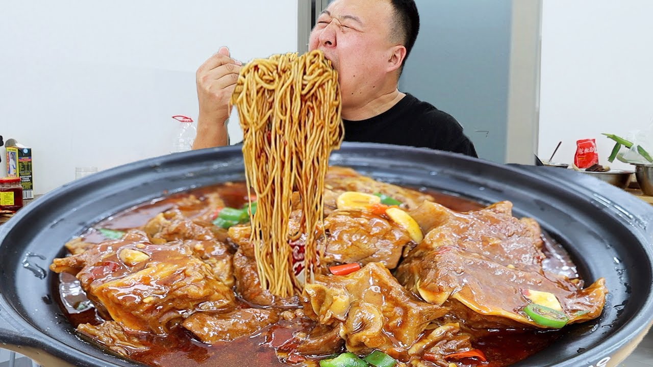 А Цян готовит «Пряную лапшу с говядиной», и есть ее с большим глотком действительно приятно｜Mukbang