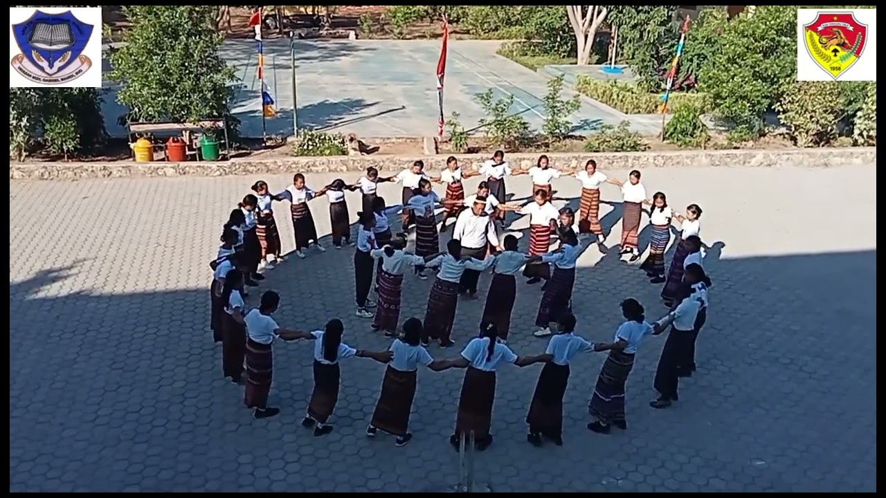 Tarian Gampang Hala oleh siswa/i SMA Swasta Santa Familia Sikumana